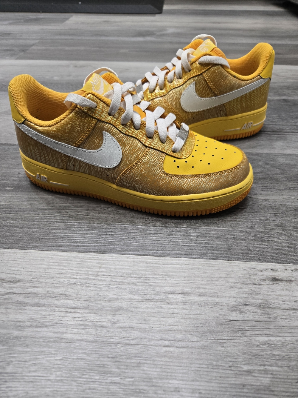 Nike Wmns Air Force 1 Low '07 'Del Sol' sneakers featuring a vibrant yellow